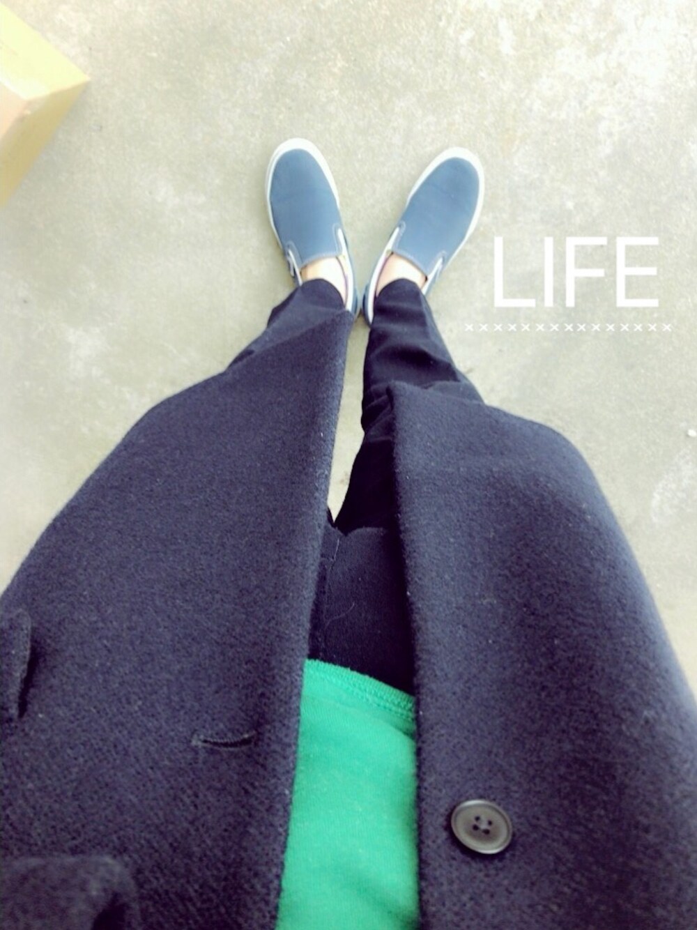 ブルー系のスニーカー、ブルー系のその他パンツ、ホワイト系のタンクトップを着用したレディースの冬コーディネートの1枚目の写真