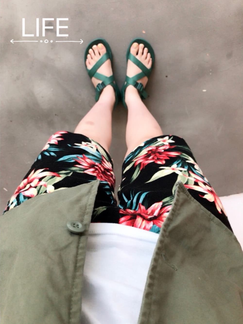 グリーン系のサンダル、ブラック系のその他パンツ、ホワイト系のTシャツ/カットソーを着用したレディースの夏コーディネートの1枚目の写真