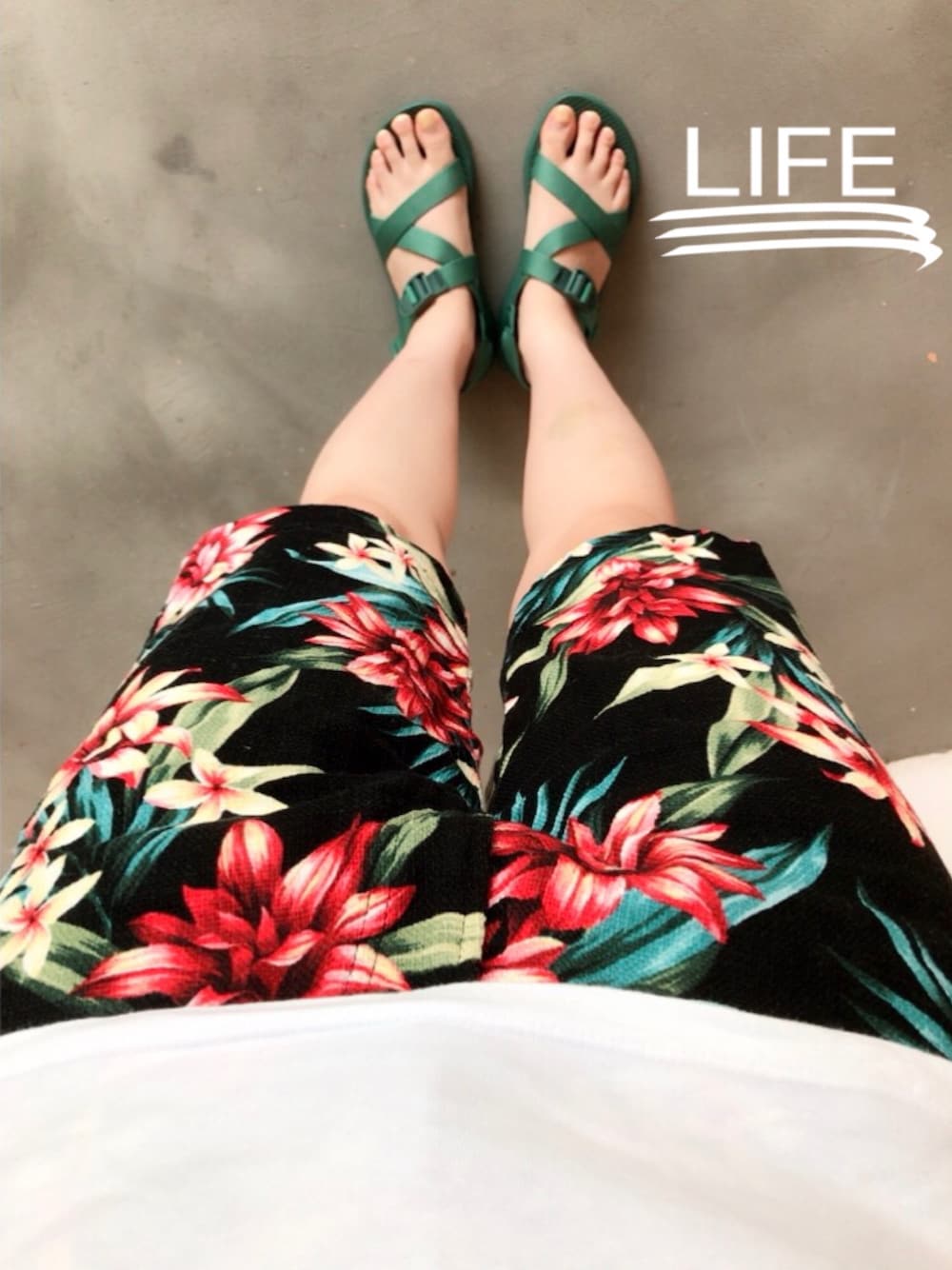 グリーン系のサンダル、ブラック系のその他パンツ、ホワイト系のキャップを着用したレディースの夏コーディネートの1枚目の写真