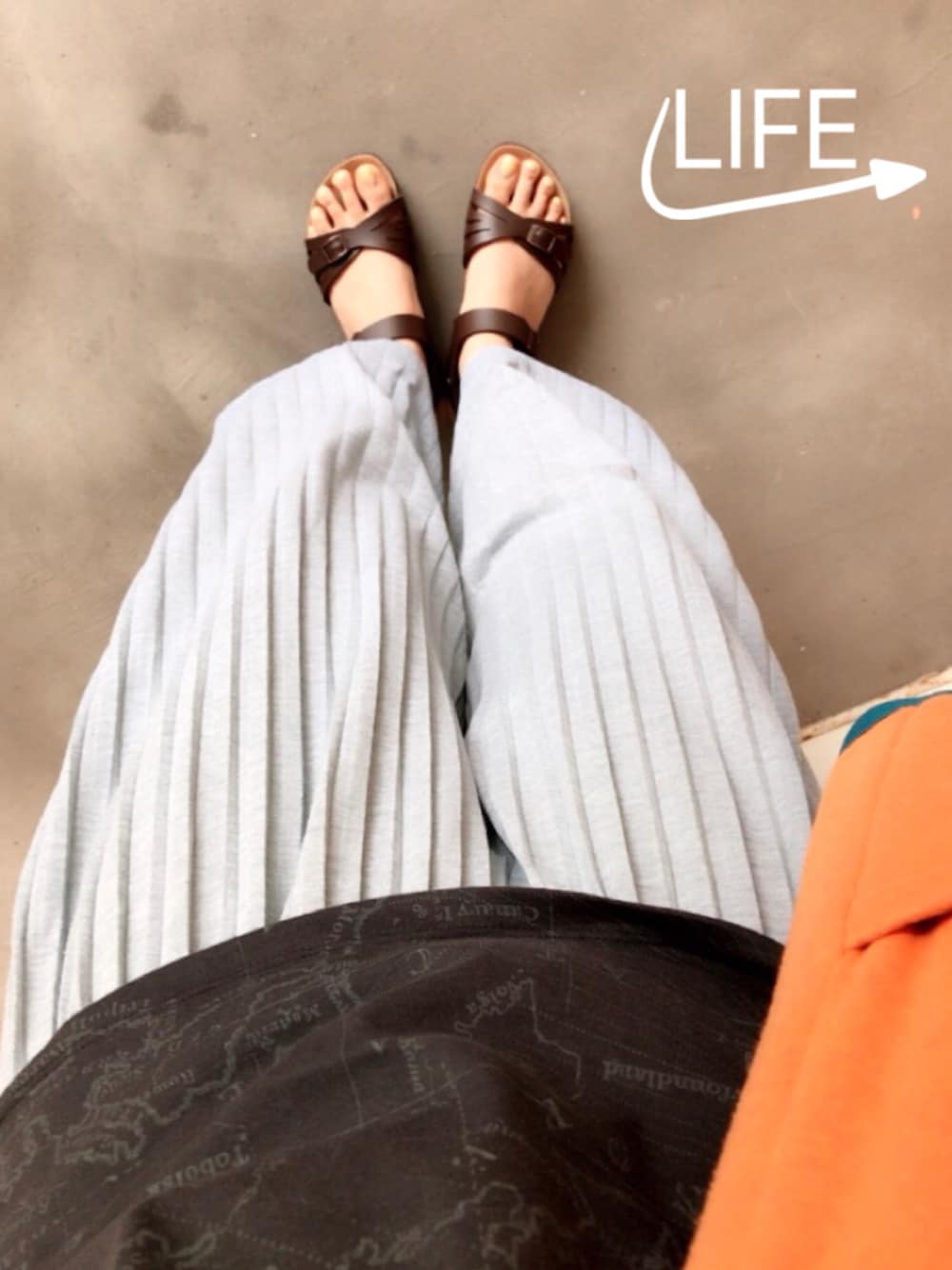 ブラウン系のサンダル、グレー系のその他パンツ、ブラック系のTシャツ/カットソーを着用したレディースの夏コーディネートの1枚目の写真