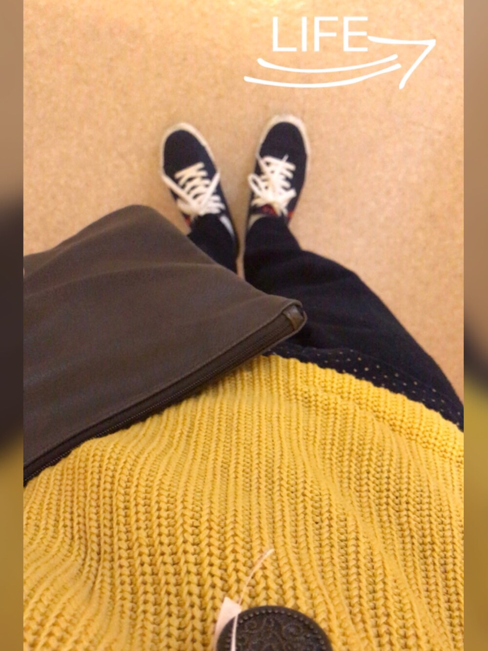 ブルー系のスニーカー、ブルー系のその他パンツ、その他のシャツ/ブラウスを着用したレディースの秋コーディネートの1枚目の写真