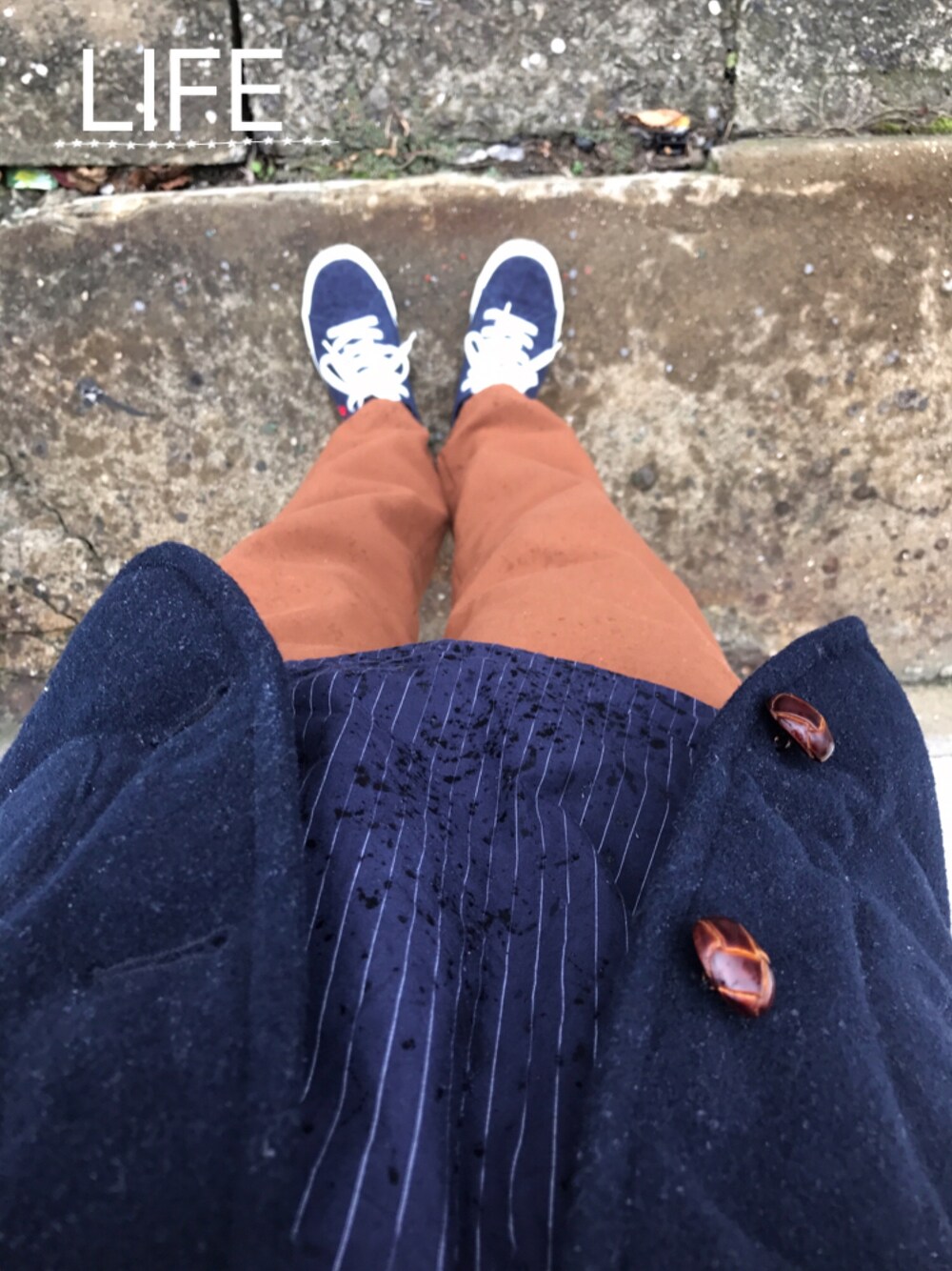 ブルー系のスニーカー、ブラウン系のその他パンツ、グレー系のTシャツ/カットソーを着用したレディースの秋コーディネートの1枚目の写真