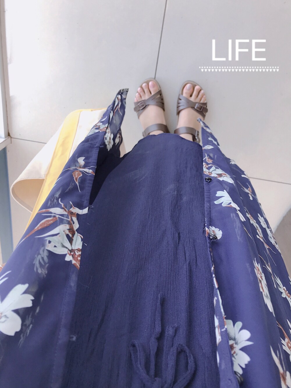 ブラウン系のサンダル、ブルー系のワンピース、ブルー系のカーディガン/ボレロを着用したレディースの夏コーディネートの1枚目の写真