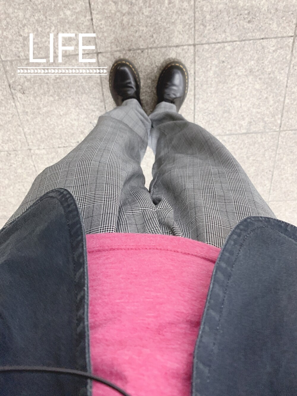 ブラック系のブーツ、グレー系のパンツ、ピンク系のTシャツ/カットソーを着用したレディースの春コーディネートの1枚目の写真