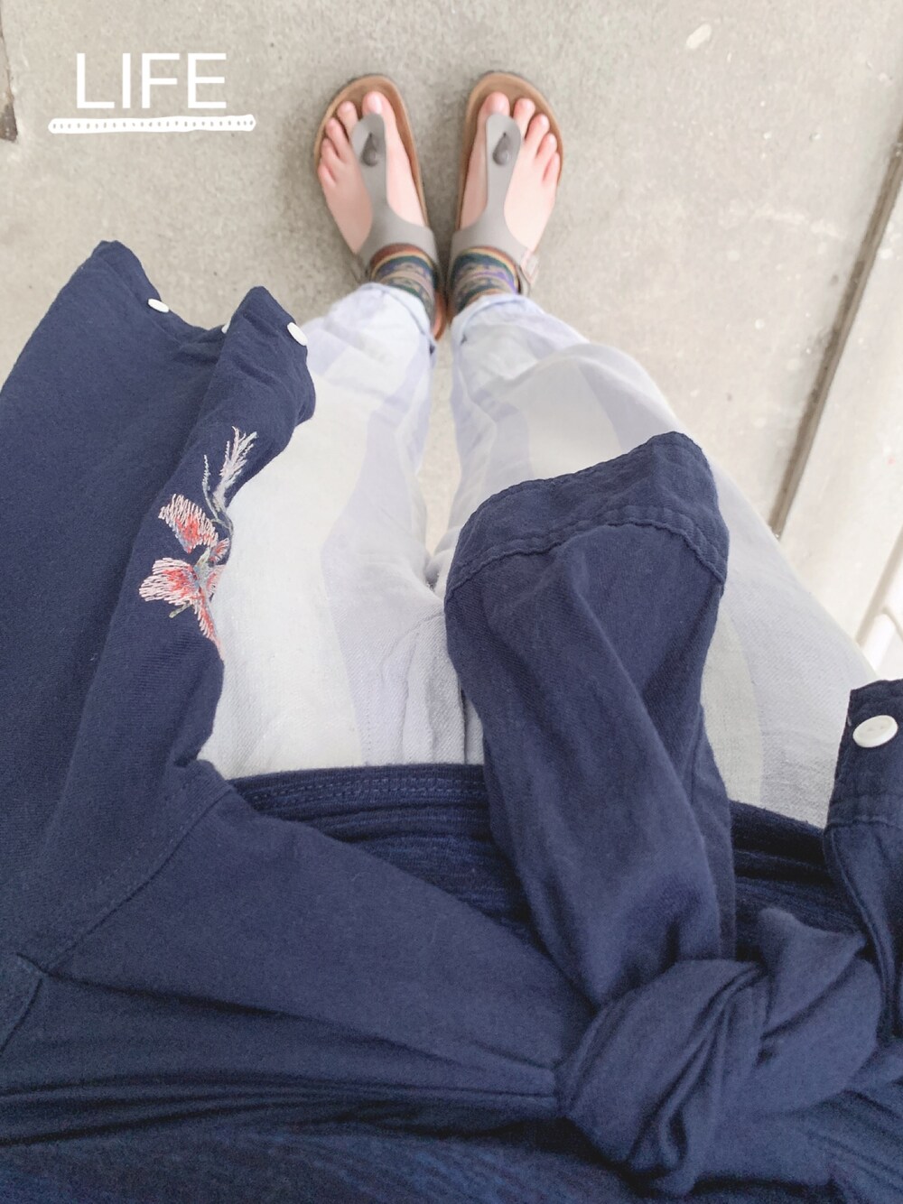 シルバー系のサンダル、ブルー系のその他パンツ、その他のTシャツ/カットソーを着用したレディースの夏コーディネートの1枚目の写真