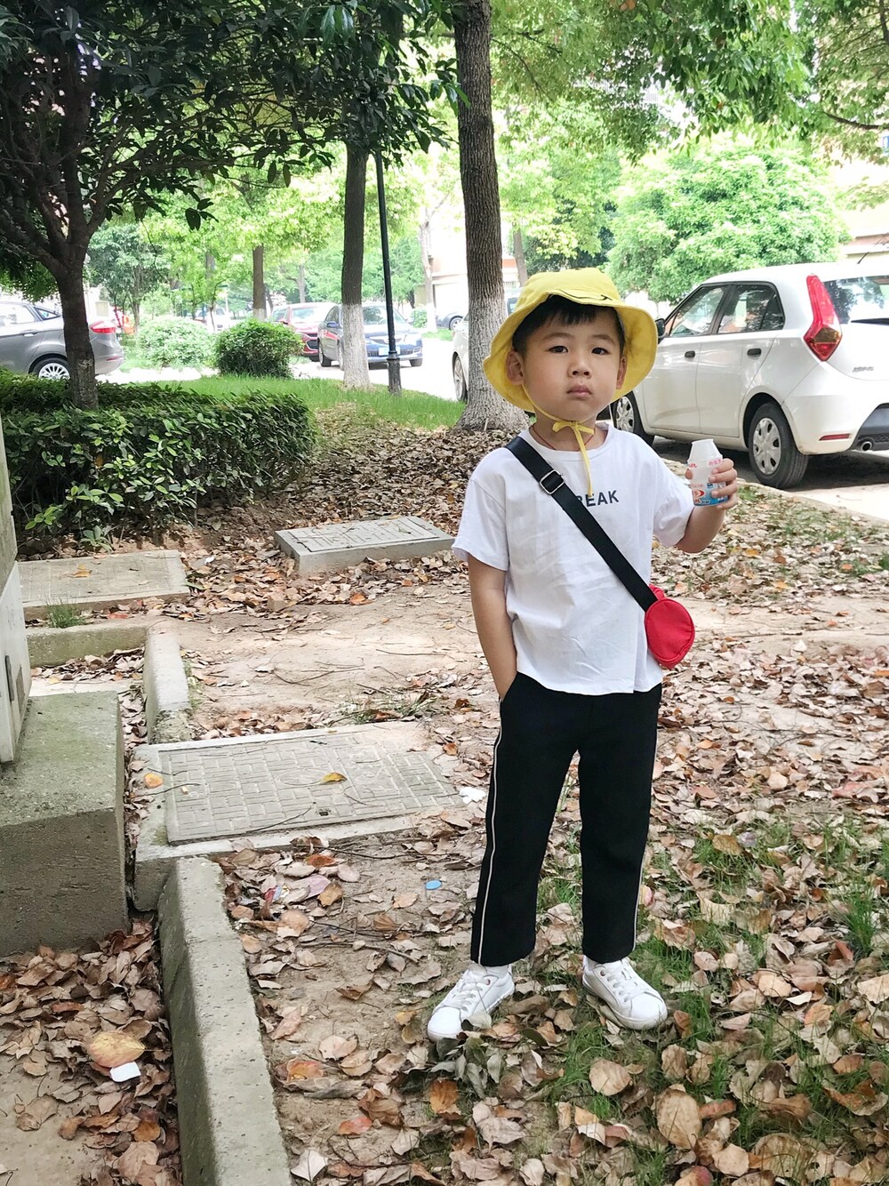 「no brandのアイテム（チノパンツ、ブラック系）」を使った、SuanlaMarukoさん（キッズ・110cm）の春コーディネートの1枚目の写真