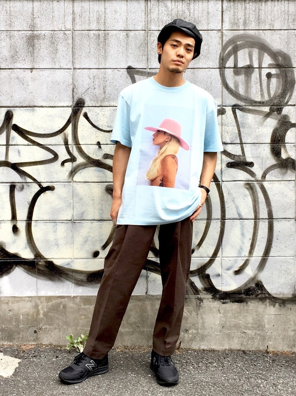 「夏コーデ、カジュアルコーデ、ストリートMIX、ビッグシルエット、スラックス、Tシャツ、キャスケット、ciaopanic」｜「BOW WOWの【LADY GAGA×BOWWOW】LADY GAGA SIDE BACK TEE（Tシャツ/カットソー、ブルー系）」を使った、石田慎弥さん（メンズ・171cm）の夏コーディネートの1枚目の写真