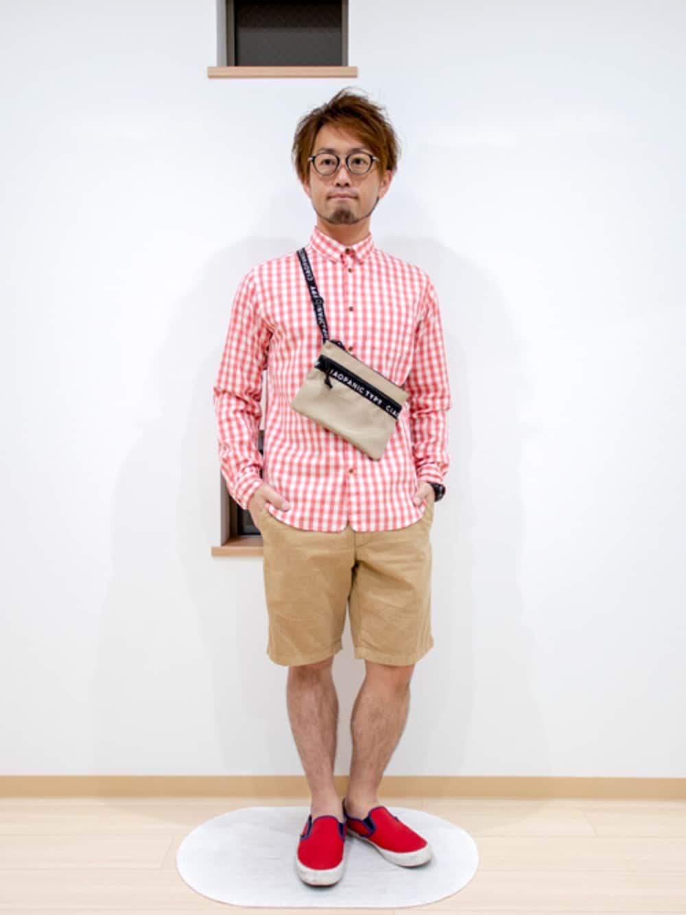 「チェックシャツ、ベージュ、ショートパンツ、めがね、ギンガムチェック、ハーフパンツ、スリッポン、G-SHOCK、ギンガムチェックシャツ、サコッシュ」｜「URBAN RESEARCH DOORS MENSのFORK&SPOON Oganicオックスチェックシャツ（シャツ/ブラウス、ピンク系）」を使った、カトウトモタカさん（メンズ・164cm）の秋コーディネートの1枚目の写真