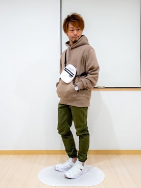 「プルオーバーパーカー」｜「アイテム（チノパンツ）」を使った、カトウトモタカさん（メンズ・164cm）の秋コーディネート