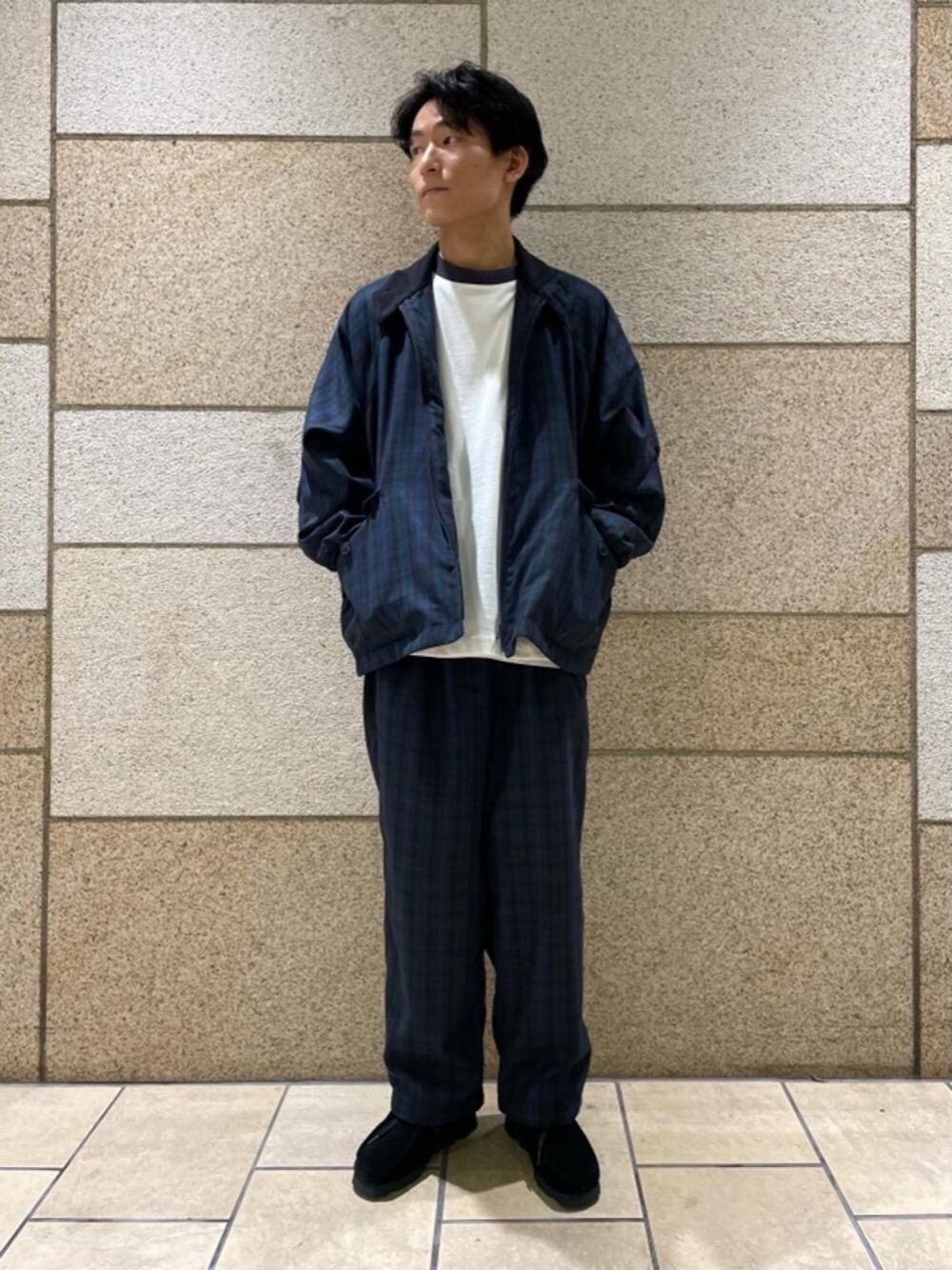 ホワイト系のTシャツ/カットソー、ホワイト系のTシャツ/カットソー、グリーン系のその他パンツを着用したメンズの秋コーディネートの1枚目の写真