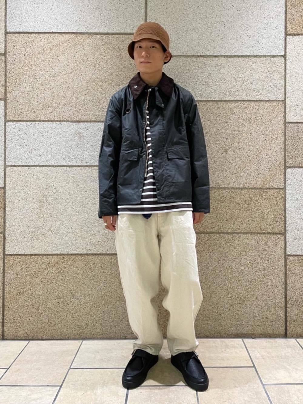 「アウター、デニムパンツ、Tシャツ/カットソー、RECOMMEND  ITEM STYLING、EXCLUTIVE ITEM STYLE、SPRING OUTER STYLE、WIDE SILHOUETTE STYLE、T SHIRTS STYLE、ベーシック/トラッド、ハット/キャップ」｜「BEAUTY&YOUTH UNITED ARROWSのBY シルバー チャビー リング ¨（リング、その他）」を使った、KUBO FUMIYAさん（メンズ・172cm）の秋コーディネートの1枚目の写真