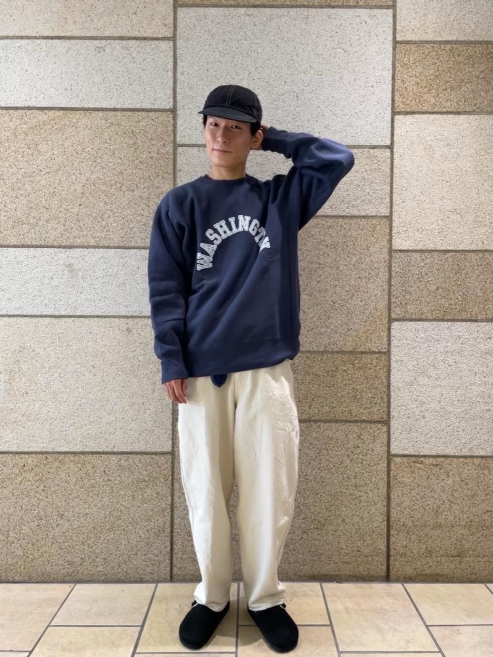「リラックス、デニムパンツ、Tシャツ/カットソー、RECOMMEND  ITEM STYLING、EXCLUTIVE ITEM STYLE、WIDE SILHOUETTE STYLE、T SHIRTS STYLE、ベーシック/トラッド、ハット/キャップ、トラベル /リゾート」｜「BEAUTY&YOUTH UNITED ARROWSのBY CATIA Tシャツ 【抗菌防臭加工】：（Tシャツ/カットソー、ブラック系）」を使った、KUBO FUMIYAさん（メンズ・172cm）の秋コーディネートの1枚目の写真