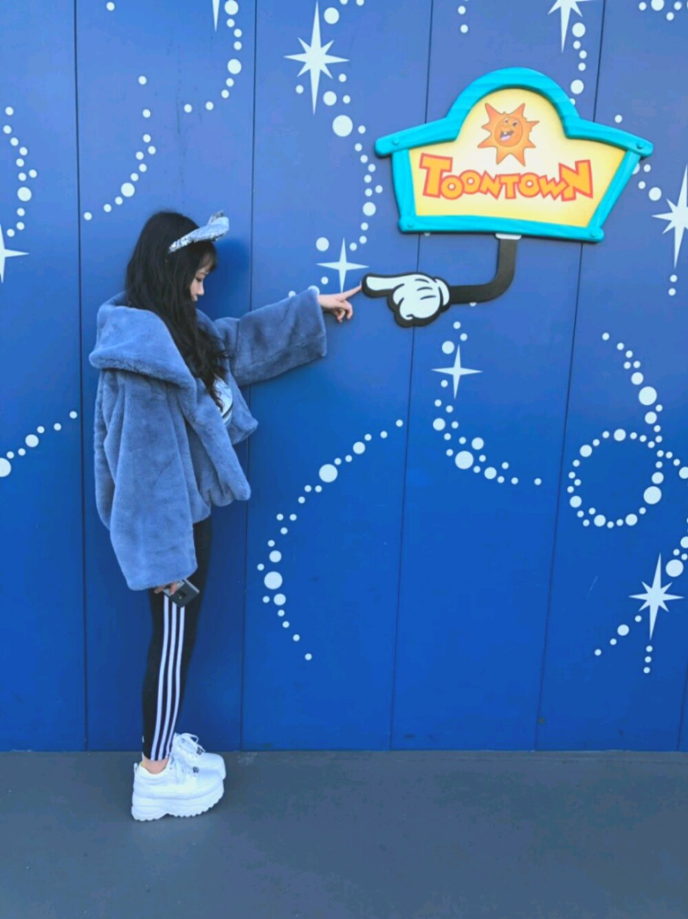 「冬、disney、ディズニーコーデ、韓国ファッション、タートルネックニット、厚底、ファー、スパンコール、ラインパンツ」｜「YOSUKEの【厚底スニーカーといえばコレ！】「YOSUKE/ヨースケ」厚底レースアップスニーカー（スニーカー、ホワイト系）」を使った、雪見だいふくさん（レディース・162cm）の冬コーディネートの1枚目の写真