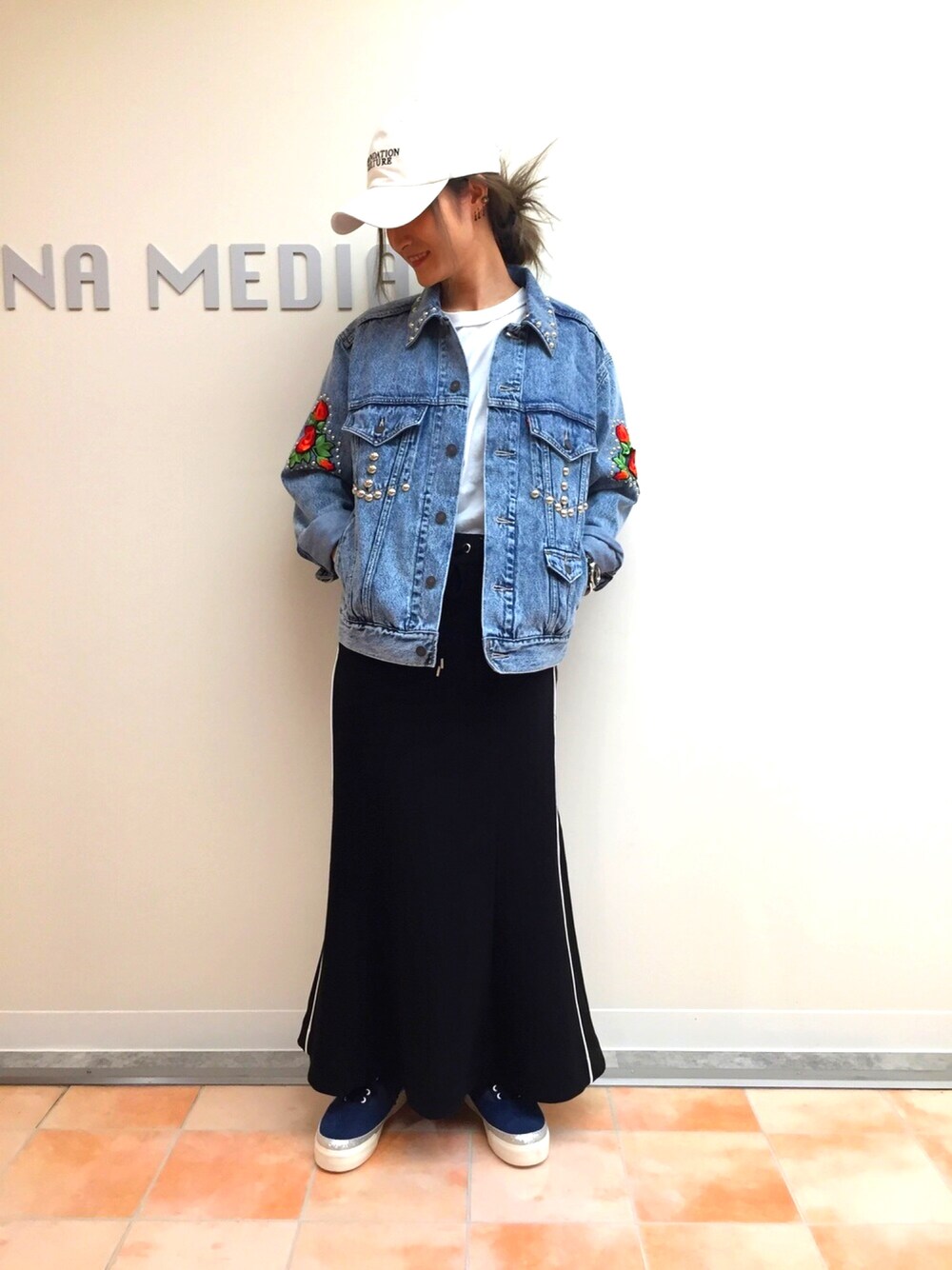 「RNA、カジュアル、キャップ、デニム、Gジャン、ロングスカート、ロンT、ローカットスニーカー」｜「RNAのE4410 FOUNDATION CULTURE CAP（キャップ、ホワイト系）」を使った、やまぴーさん（レディース・160cm）の春コーディネートの1枚目の写真