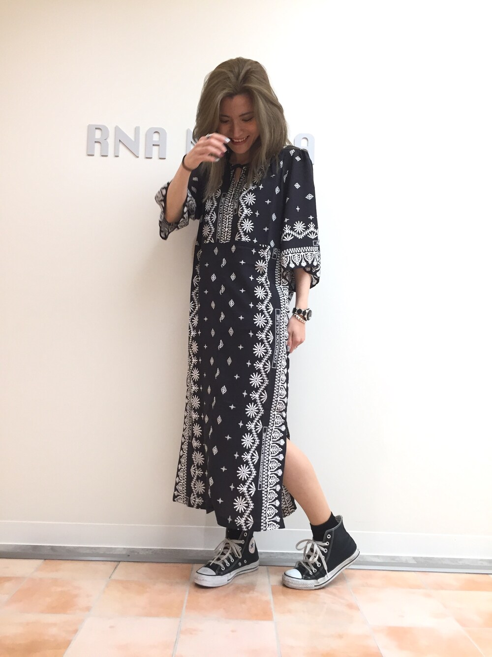 ブラック系のワンピースを着用したレディースの春コーディネートの1枚目の写真