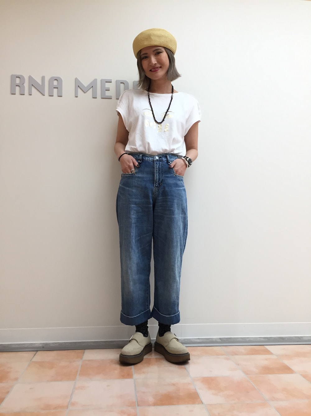 ホワイト系のTシャツ/カットソー、ブルー系のデニムパンツ、ベージュ系のその他シューズを着用したレディースの夏コーディネートの1枚目の写真