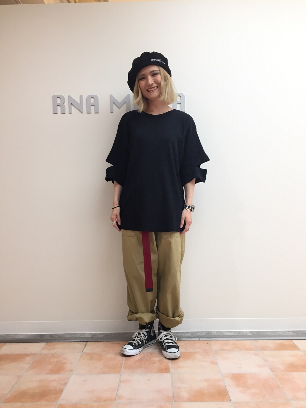 ブラック系のその他トップス、イエロー系のその他パンツ、ブラック系のハンチング/ベレー帽を着用したレディースの夏コーディネートの1枚目の写真