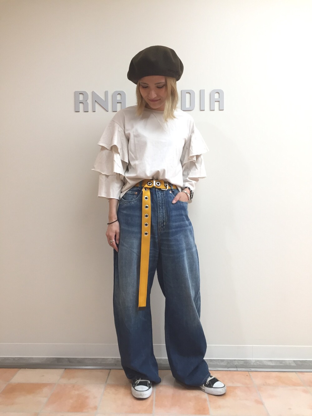 ホワイト系のTシャツ/カットソー、ブルー系のデニムパンツ、グリーン系のハンチング/ベレー帽を着用したレディースの夏コーディネートの1枚目の写真