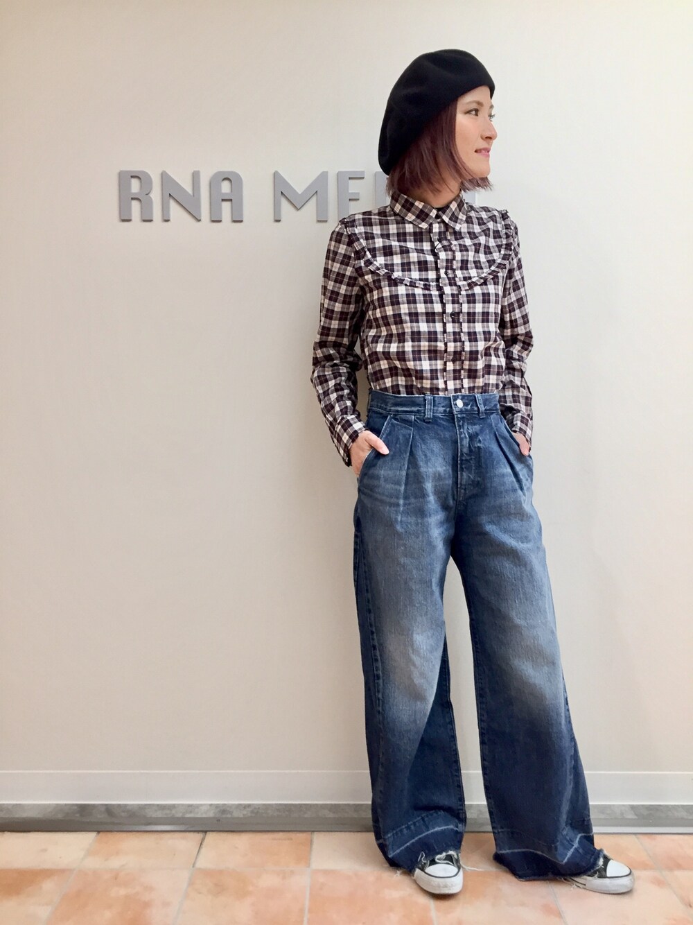 ブルー系のシャツ/ブラウス、ブルー系のデニムパンツ、ブラック系のハンチング/ベレー帽を着用したレディースの秋コーディネートの1枚目の写真