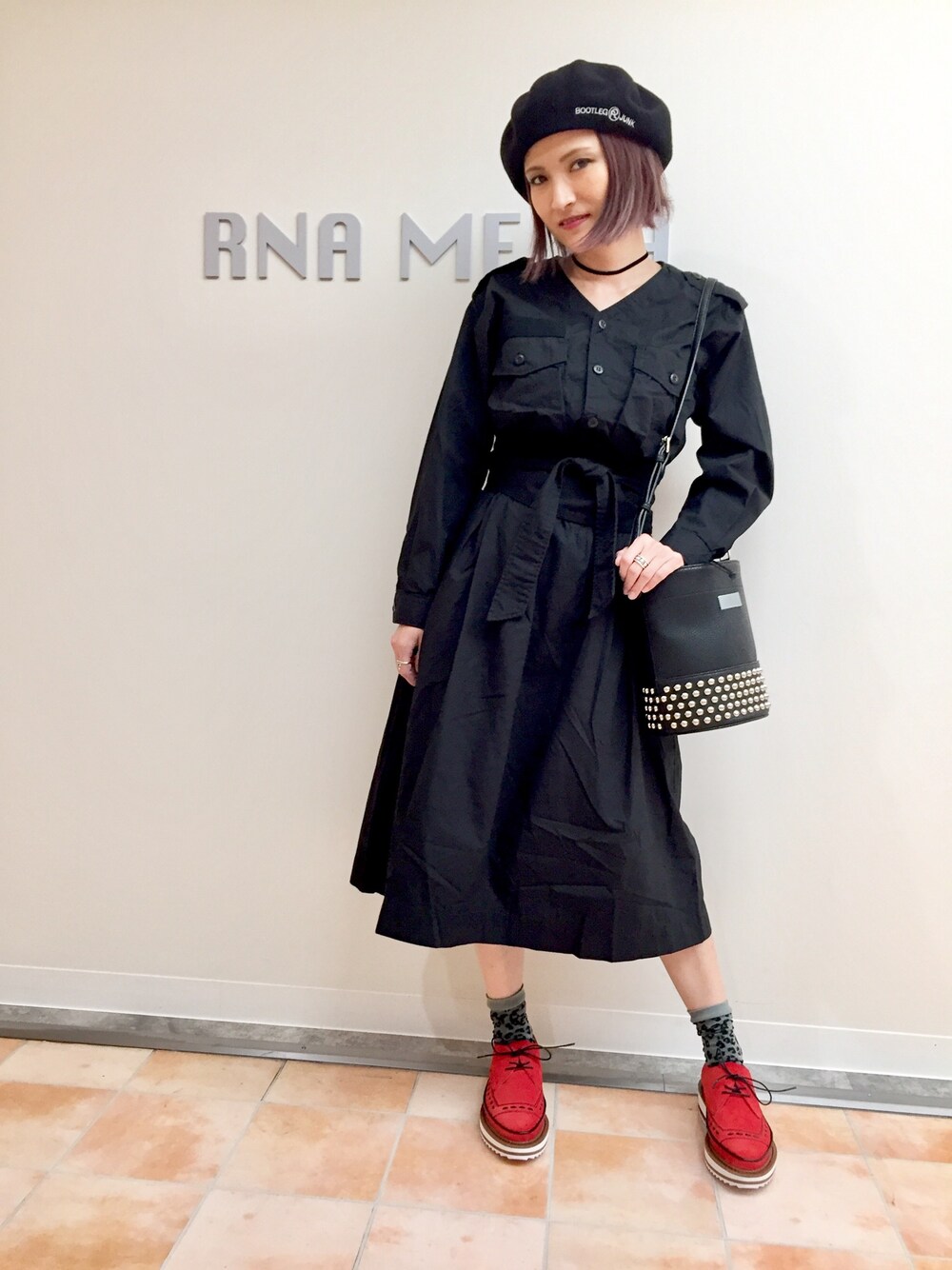 「RNA、ミリタリー、ノーカラー、ワンピース、ベレー帽、ラバーソール、サッシュベルト、スタッズ、ドラムバッグ」｜「RNAのE4462 BOOTLEG JUNK バスクベレー（ハンチング/ベレー帽、ブラック系）」を使った、やまぴーさん（レディース・160cm）の秋コーディネートの1枚目の写真