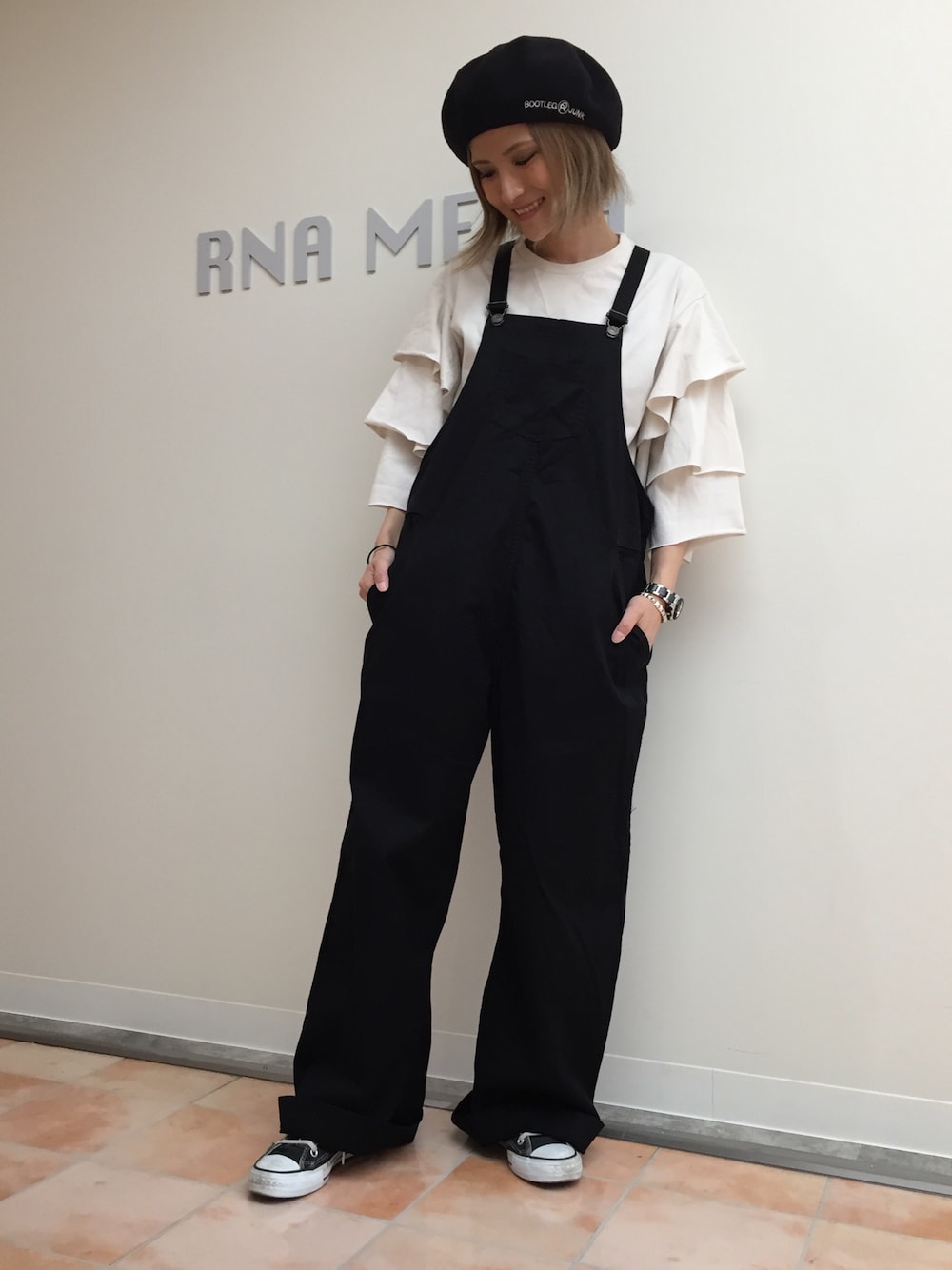 「RNA、カジュアル、モノトーン、サロペット、フリル、ベレー帽、スニーカー」｜「RNAのE4462 BOOTLEG JUNK バスクベレー（ハンチング/ベレー帽、ブラック系）」を使った、やまぴーさん（レディース・160cm）の秋コーディネートの1枚目の写真