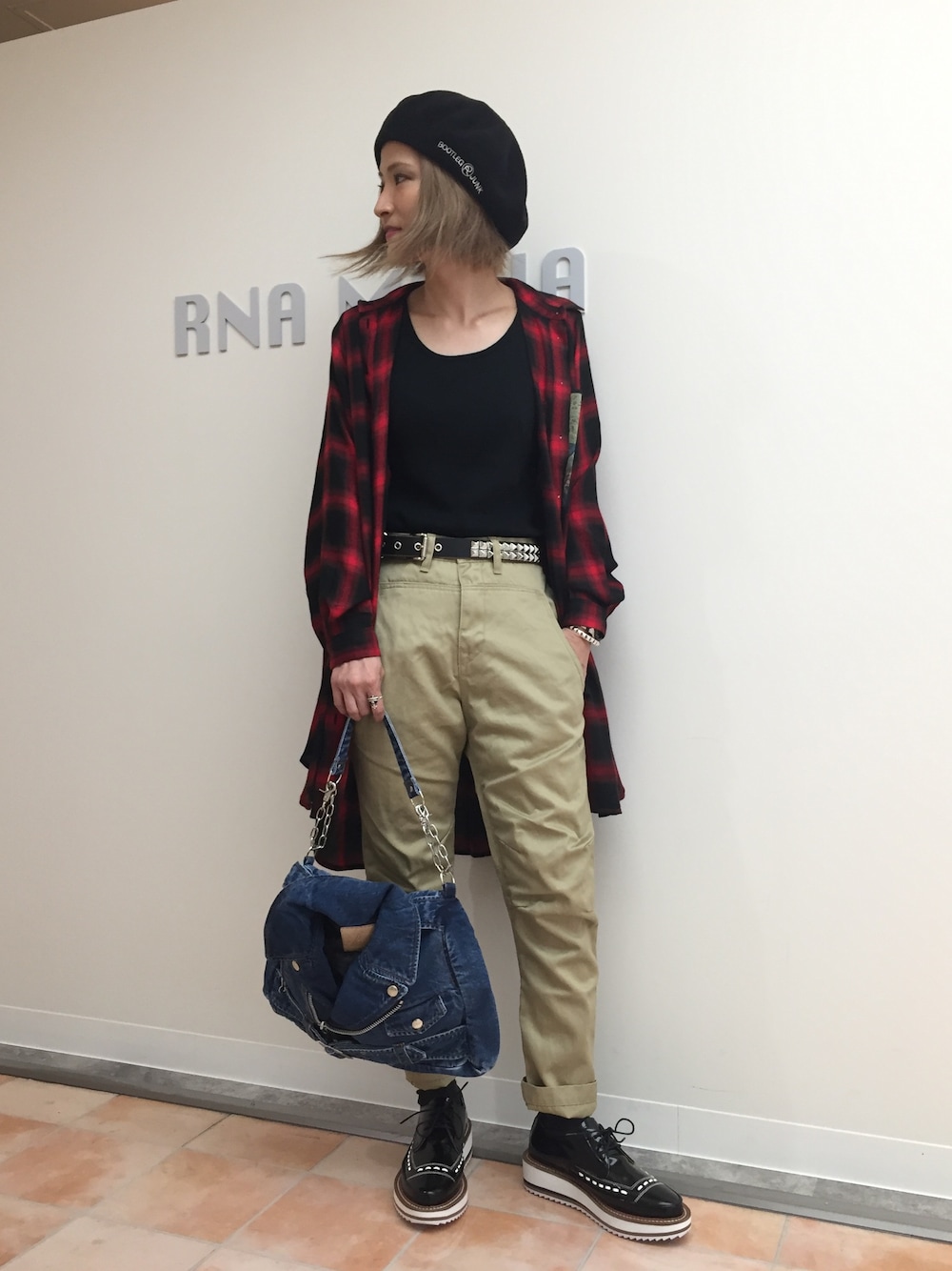 「RNA、カジュアル、ロック、ベレー帽、チェックシャツワンピース、タンクトップ、ベージュパンツ、ライダースバッグ、ラバーソール、スタッズベルト」｜「RNAのE4462 BOOTLEG JUNK バスクベレー（ハンチング/ベレー帽、ブラック系）」を使った、やまぴーさん（レディース・160cm）の秋コーディネートの1枚目の写真