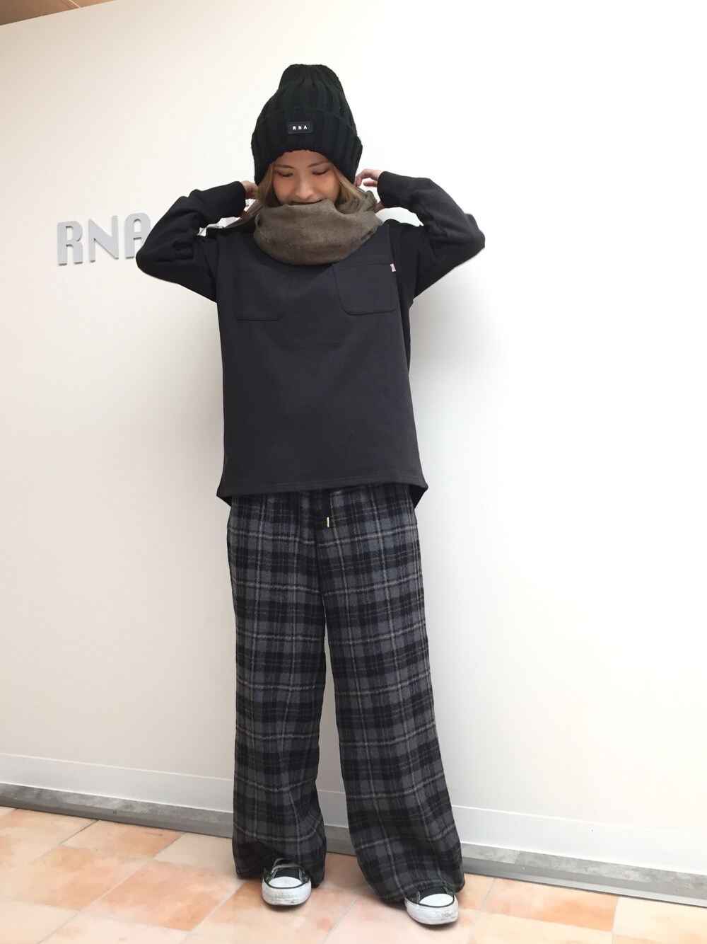 ブラック系のスウェット、グレー系のその他パンツ、ブラック系のニットキャップ/ビーニーを着用したレディースの秋コーディネートの1枚目の写真