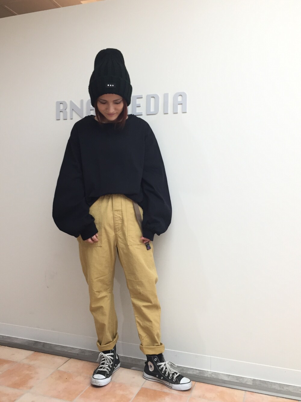 ブラック系のその他トップス、ベージュ系のその他パンツ、ブラック系のニットキャップ/ビーニーを着用したレディースの冬コーディネートの1枚目の写真