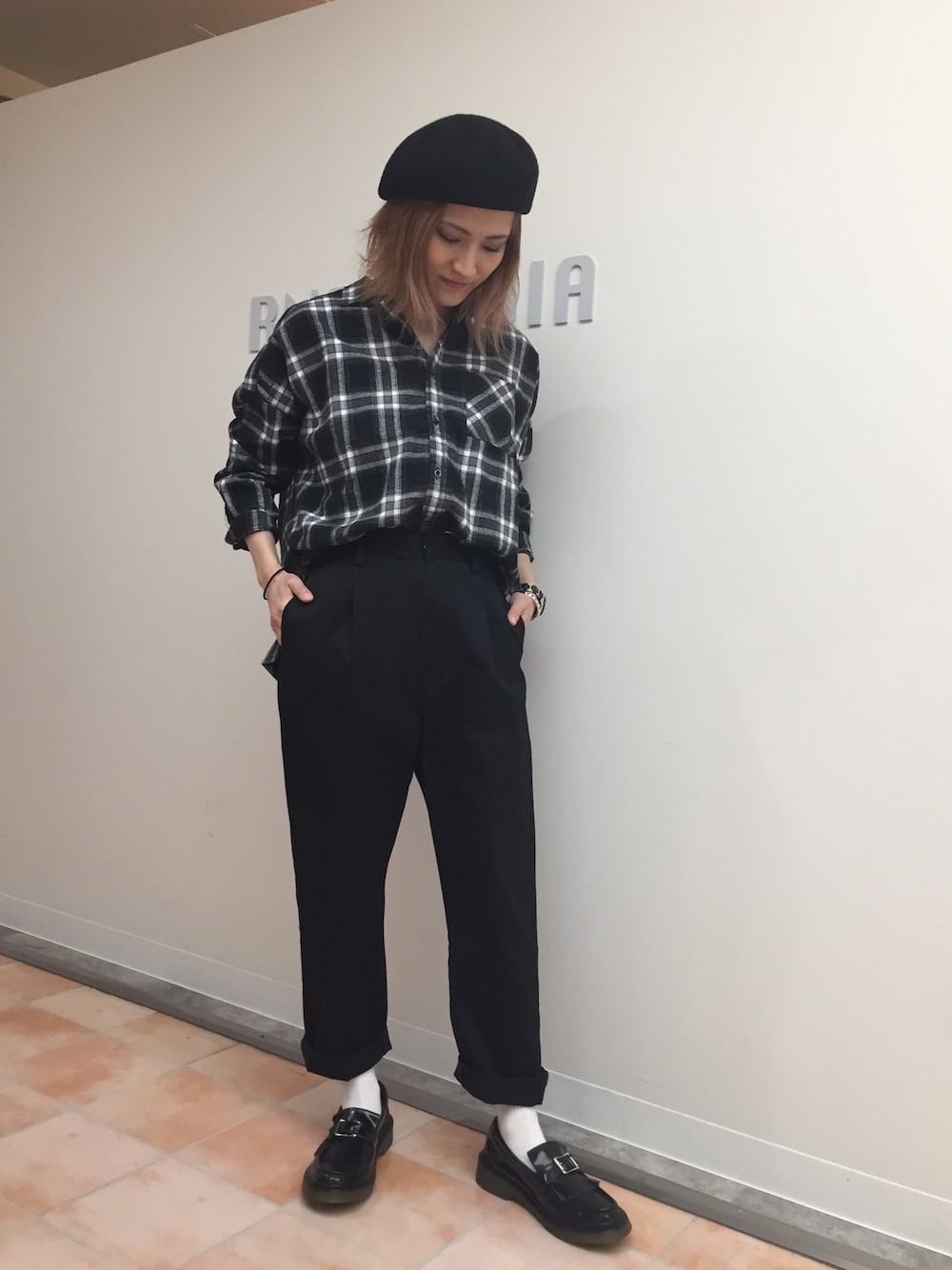 ブラック系のシャツ/ブラウス、ブラック系のチノパンツ、ブラック系のモカシン/デッキシューズを着用したレディースの冬コーディネートの1枚目の写真