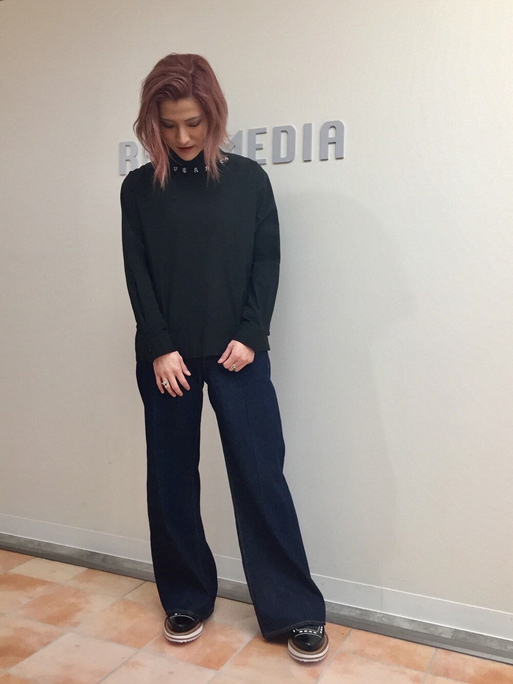 ブラック系のシャツ/ブラウス、ブルー系のデニムパンツ、ブラック系のその他シューズを着用したレディースの冬コーディネートの1枚目の写真