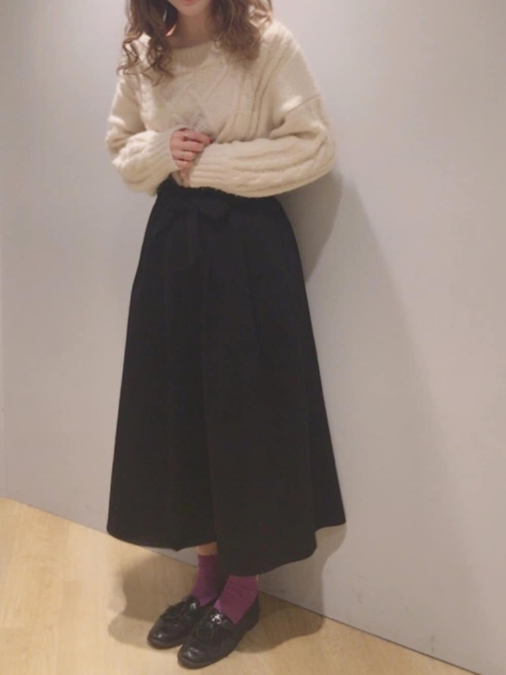 「earth music&ecology、アースミュージック＆エコロジー、シンプル、モノトーン、黒、ニット、プチプラ、ootd」｜「earth music&ecologyの・ウエストリボンタックスカート（スカート、ブラック系）」を使った、しおりんごさん（レディース・164cm）の冬コーディネートの1枚目の写真