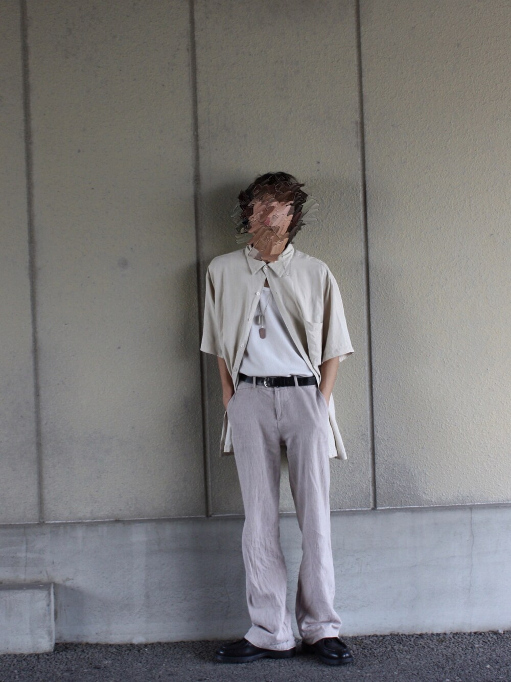 ブラック系のドレスシューズ、ブラック系のベルトを着用したメンズの春コーディネートの1枚目の写真