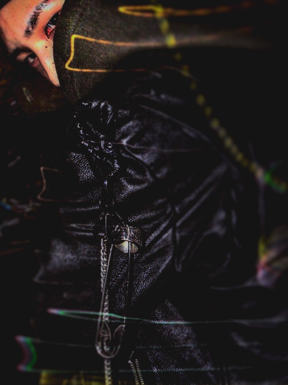 「安全ピン、古着MIX、ライダース、パーカー、低身長、street、おしゃれさんと繋がりたい」｜「安全ピンのアイテム（その他小物、シルバー系）」を使った、칠전팔기さん（メンズ・165cm）の春コーディネートの1枚目の写真