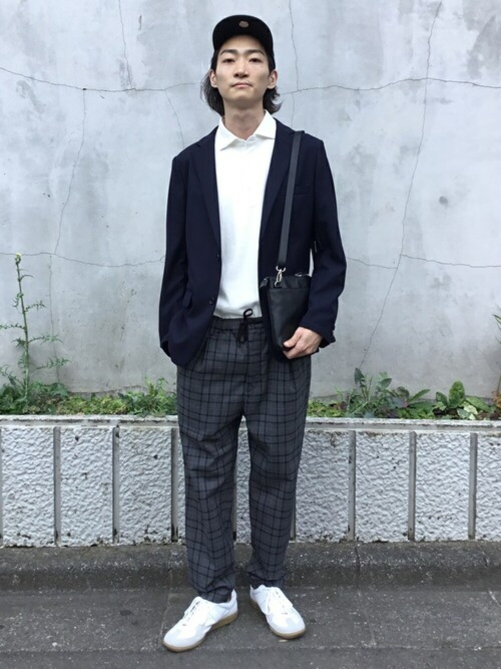 ホワイト系のポロシャツ、グレー系のその他パンツ、ホワイト系のスニーカーを着用したメンズの夏コーディネートの1枚目の写真