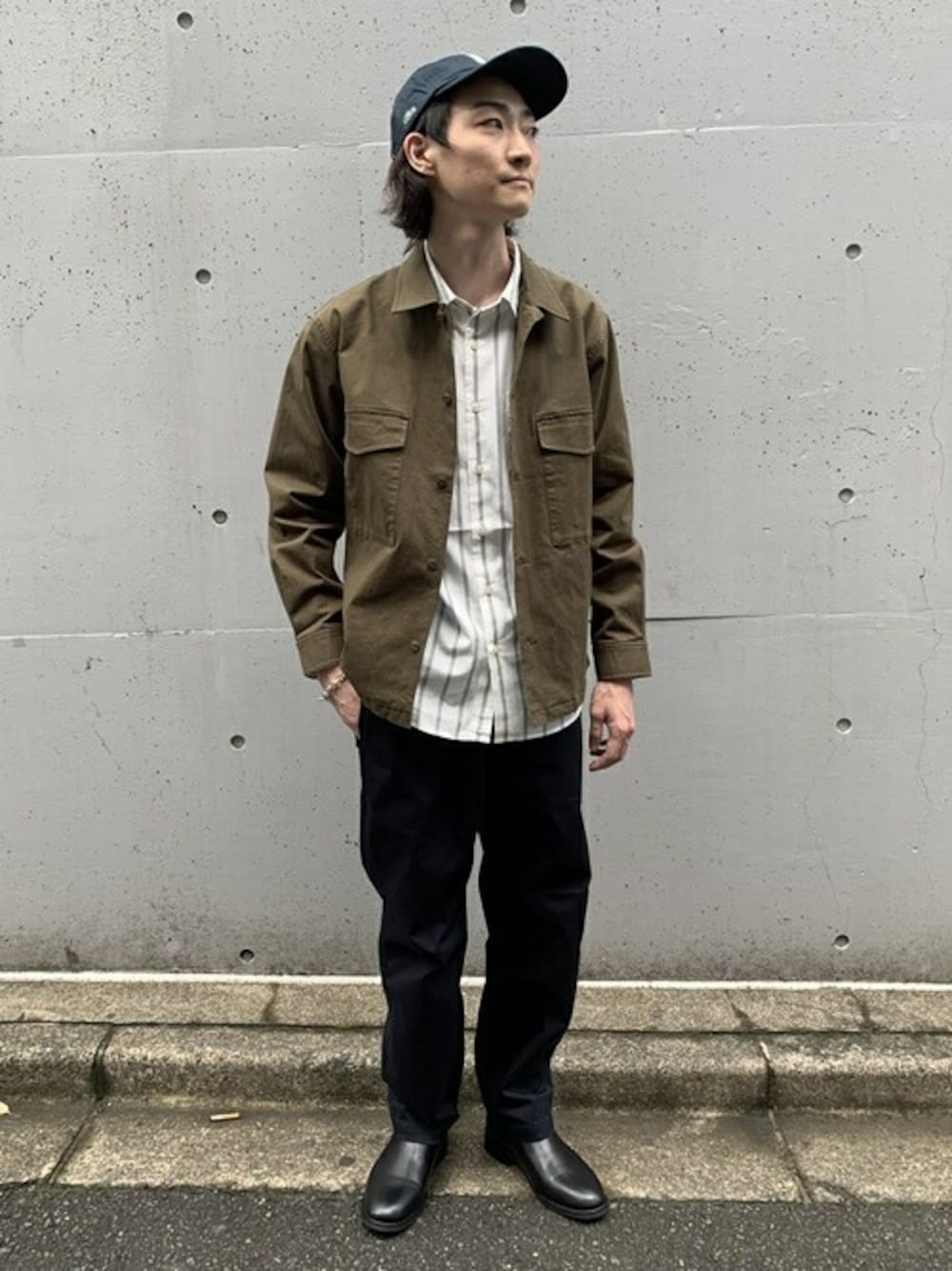 「ミリタリー、キャップ、LACOSTE、SHIPS、モールスキン、シャツジャケット、レギュラーシャツ、シェフパンツ、shipsany、ゴアサイドブーツ」｜「SHIPS anyのSHIPS any: ワイドストライプ レギュラーカラー シャツ 20FW◇（シャツ/ブラウス、グリーン系）」を使った、村山さん（メンズ・175cm）の秋コーディネートの1枚目の写真