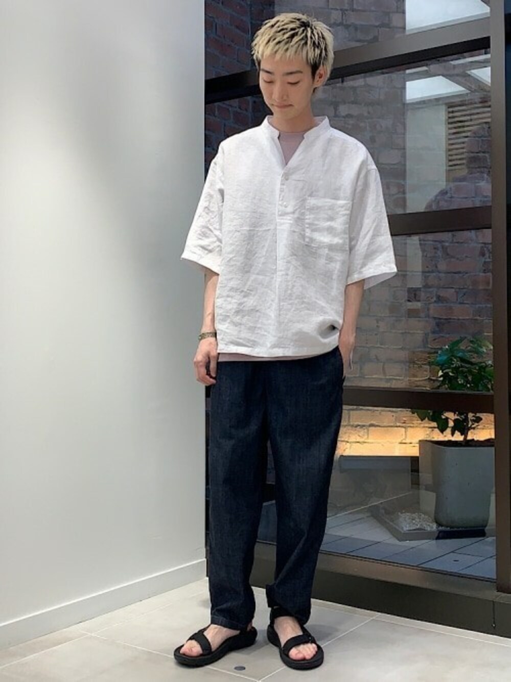 ホワイト系のシャツ/ブラウス、パープル系のTシャツ/カットソー、ブルー系のその他パンツを着用したメンズの春コーディネートの1枚目の写真