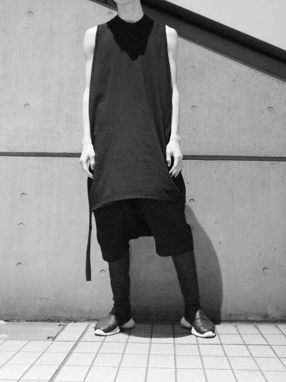 「RICK OWENS、drkshdw、DRKSHDW by Rick Owens、RickOwens×adidas」｜「DRKSHDW by RICK OWENSのアイテム（タンクトップ、ブラック系）」を使った、H さん（メンズ・175cm）の春コーディネートの1枚目の写真