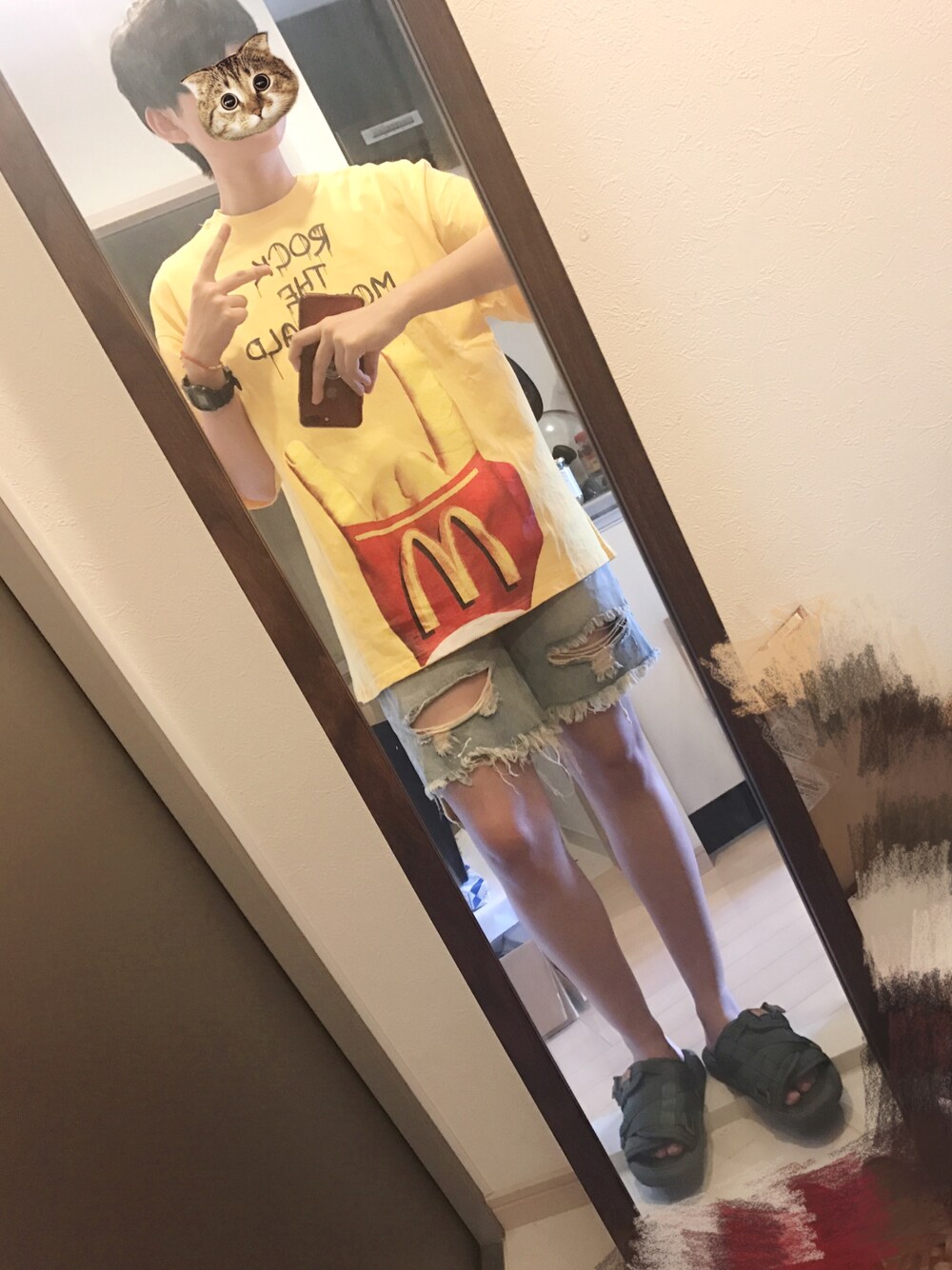 「夏コーデ、サンダル、stussy、ビックT」｜「M・A・Cのアイテム（Tシャツ/カットソー、イエロー系）」を使った、ポンジュースさん（メンズ・172cm）の夏コーディネートの1枚目の写真