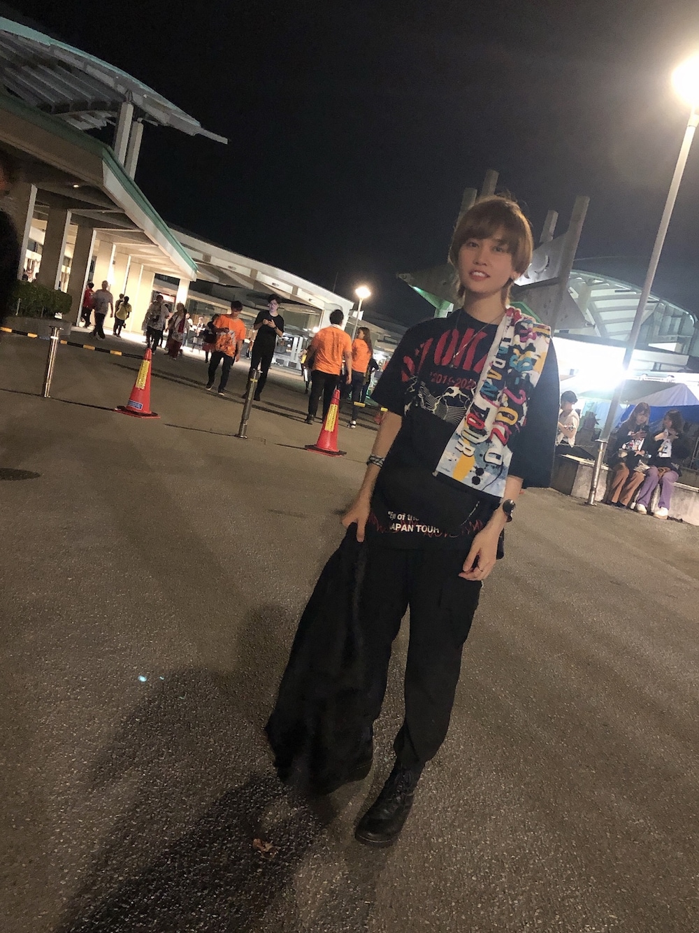「ONEOKROCK、参戦服、LIVEコーデ、LIVE、ビッグシャツ、ドクターマーチン」｜「Bershkaのアイテム（カーゴパンツ、ブラック系）」を使った、*mungkyu*さん（レディース・155cm）の春コーディネートの1枚目の写真
