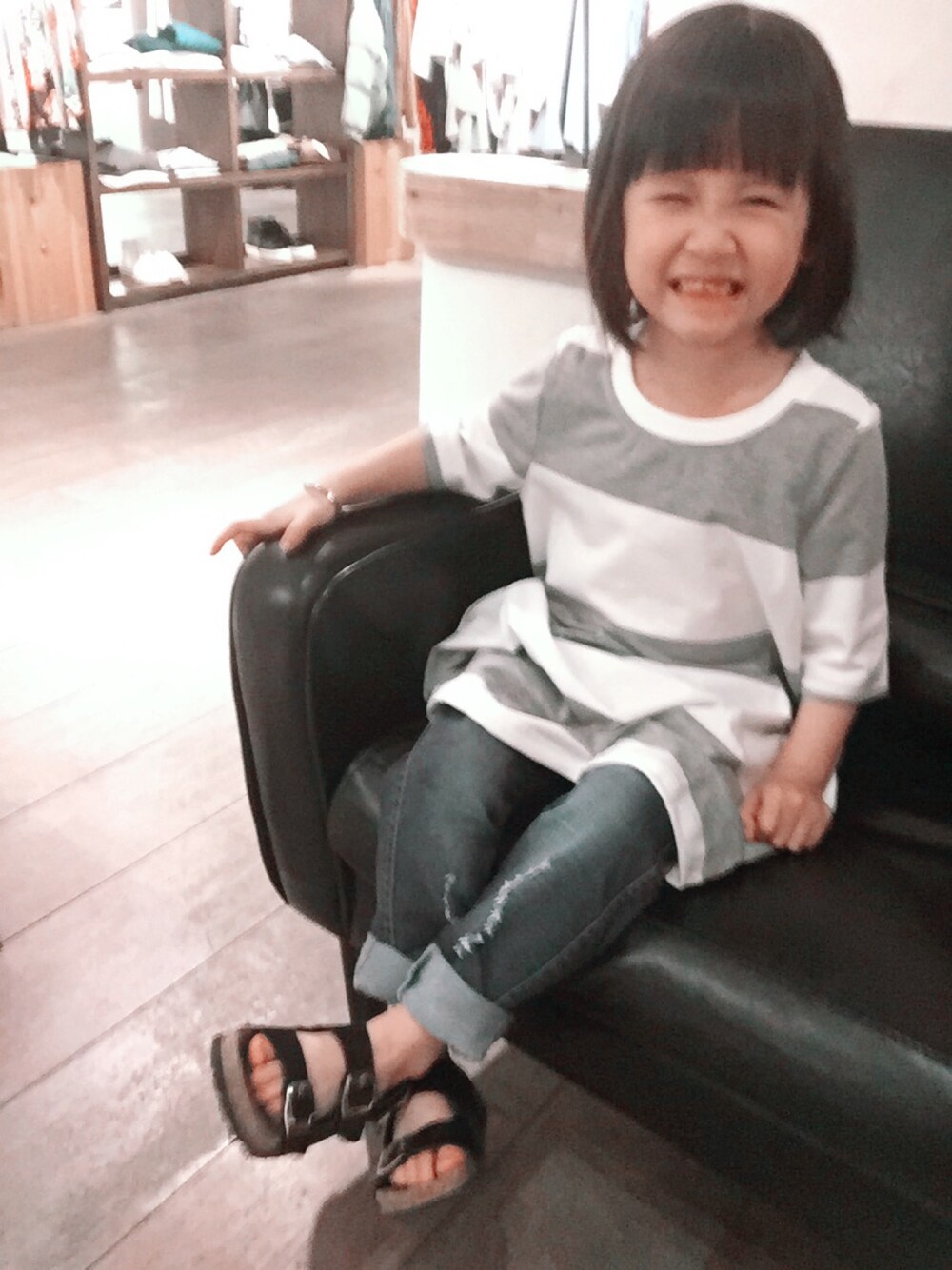 グレー系のワンピースを着用したキッズの春コーディネートの1枚目の写真