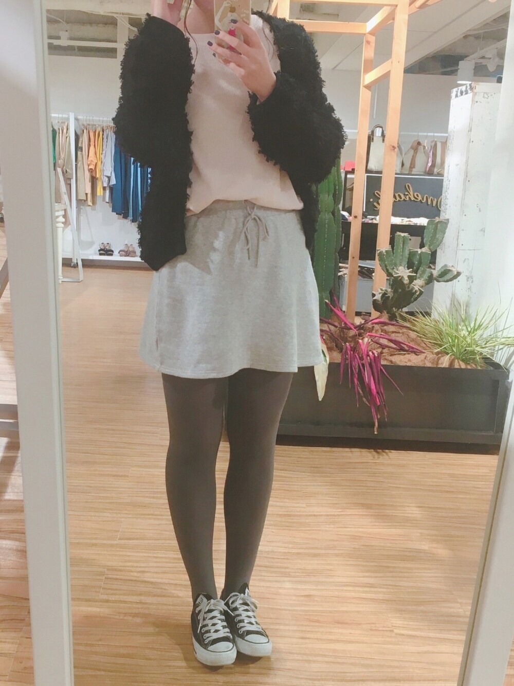 「カジュアル、春コーデ、ootd、ピンク、ブラック、シンプル、カーディガン、スカート、スニーカー、スニーカーコーデ」｜「one after another NICE CLAUPのフリンジショートカーディガン（カーディガン/ボレロ、ブラック系）」を使った、yoshiko Takayamaさん（レディース・165cm）の冬コーディネートの1枚目の写真