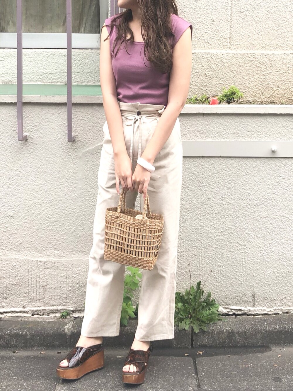 「シンプル、夏、ラクチンコーデ、パンツスタイル、ノースリーブ、厚底サンダル、ootd、カジュアル、リネンパンツ、かごバッグ」｜「one after another NICE CLAUPのハイウエストリネンワイドパンツ（その他パンツ、ホワイト系）」を使った、yoshiko Takayamaさん（レディース・165cm）の夏コーディネートの1枚目の写真