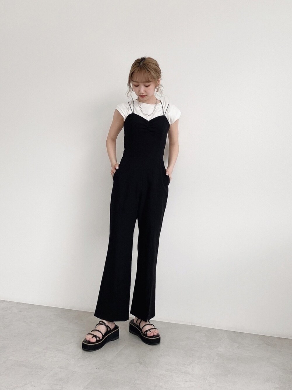 「コンビネゾン、モノトーン、モード、厚底サンダル、韓国ファッション、シンプルスタイル、春夏コーデ、大人カジュアル、カジュアルコーデ、フリーズマート(FREE'S MART)」｜「FREE'S MARTのUSAコットンフレンチクルーネックTシャツ（Tシャツ/カットソー、ホワイト系）」を使った、FREE’S MART STAFFさん（レディース・160cm）の春コーディネートの1枚目の写真