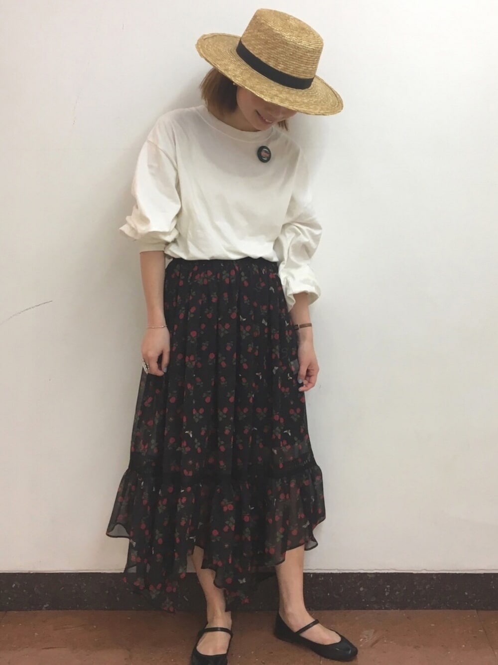 ホワイト系のTシャツ/カットソー、ブラック系のスカート、ブラック系のバレエシューズを着用したレディースの春コーディネートの1枚目の写真