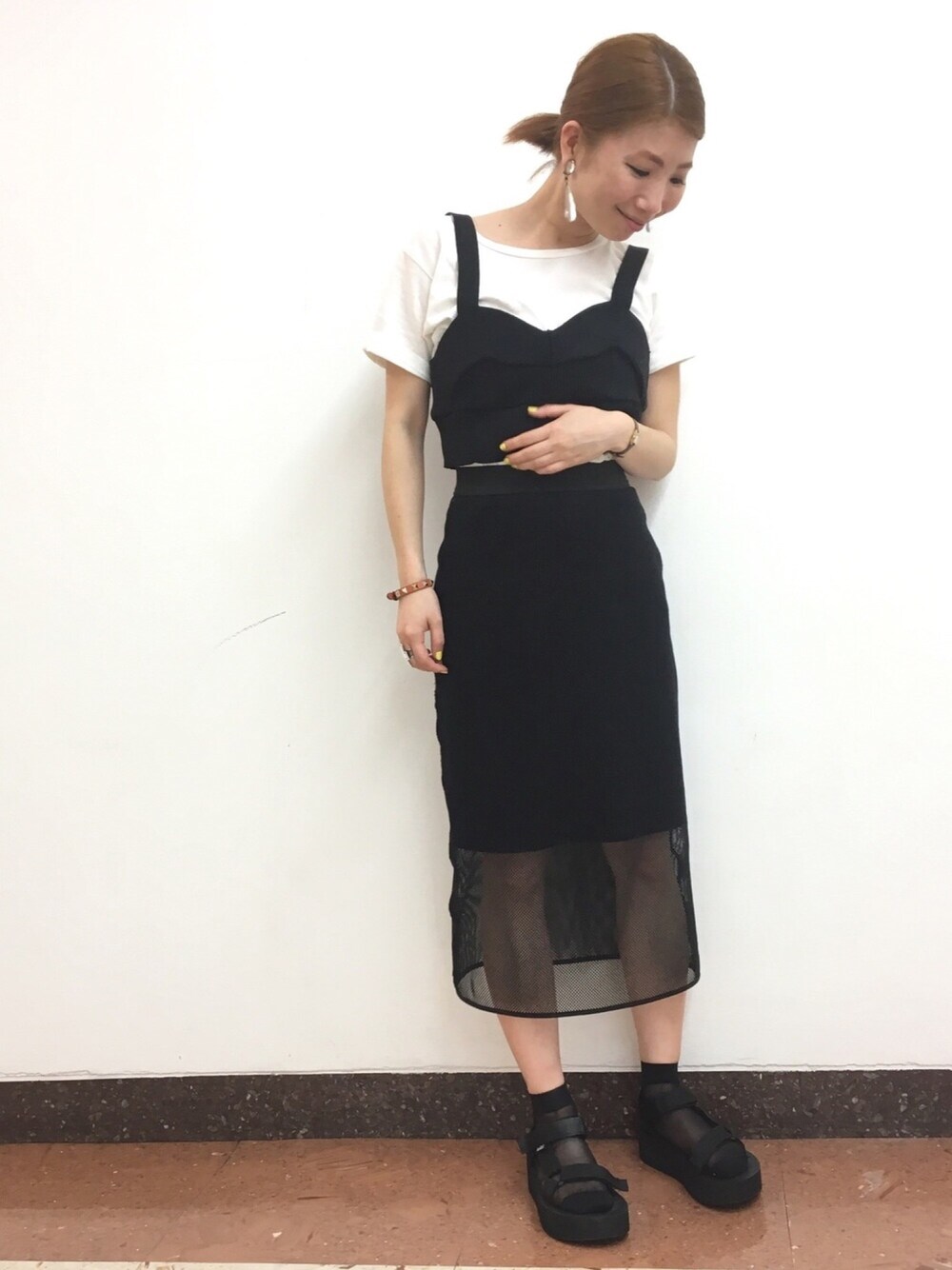 ホワイト系のTシャツ/カットソー、ブラック系のその他トップス、ブラック系のスカートを着用したレディースの春コーディネートの1枚目の写真