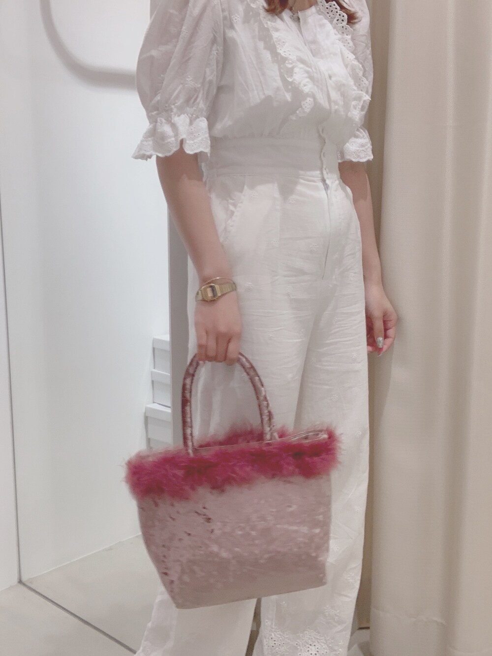 「ootd、one after another NICE CLAUP、楽チンコーデ、シンプルコーデ、ワントーンコーデ、サロペット、マラボーバッグ、ファーバッグ、パンツスタイル、ガーリー」｜「one after another NICE CLAUPのカットワークレースロンパース（サロペット/オーバーオール、ホワイト系）」を使った、EGAさん（レディース・159cm）の夏コーディネートの1枚目の写真
