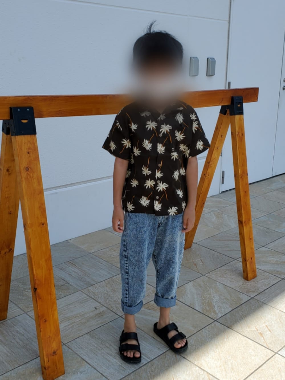 ブラック系のシャツ/ブラウス、ブルー系のデニムパンツを着用したキッズの夏コーディネートの1枚目の写真