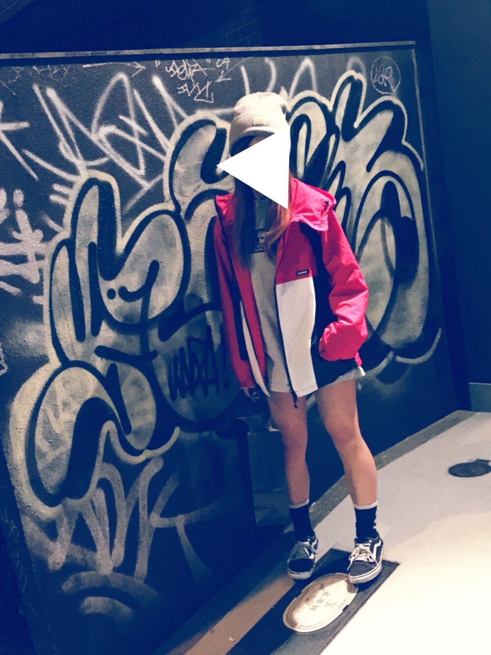 「ストリート、XLARGE、スケートスタイル、スニーカーコーデ、ビーニー、skallskates」｜「XLARGEのアイテム（ナイロンジャケット、レッド系）」を使った、Moekaさん（レディース・154cm）の冬コーディネートの1枚目の写真