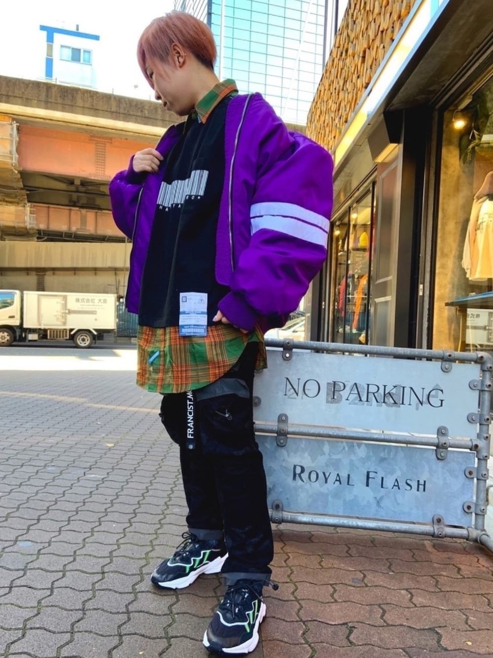「冬コーデ、シンプル、ボリューム袖、オーバーサイズ、ROYAL FLASH、GCDS、FranCisT_MOR.K.S.、パープル×黒、adidas、Maison MIHARA YASUHIRO」｜「GCDSのアイテム（ジャケット/アウター、パープル系）」を使った、じゅんさん（レディース・158cm）の冬コーディネートの1枚目の写真