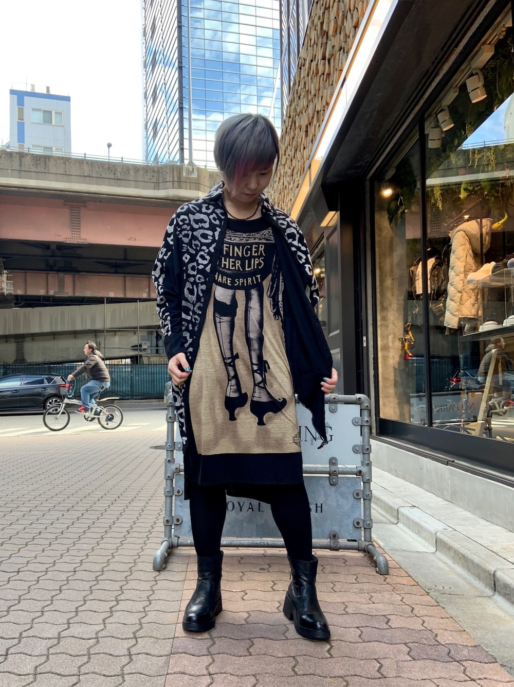 「ROYAL FLASH、KMRii、SHARE SPIRIT、14th Addiction、ラクチンコーデ、シャツスタイル、ワンピース、ブラックコーデ、ロック、春コーデ」｜「SHARE SPIRITの【別注】SHARE SPIRIT/シェアースピリット/SEXY LEG ワンピース（ワンピース、ブラック系）」を使った、じゅんさん（レディース・158cm）の冬コーディネートの1枚目の写真